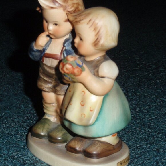 Goebel Hummel Figurine "We Congratulate" #220 TMK3 - Boy And Girl With Flowers! - Picture 3 of 9